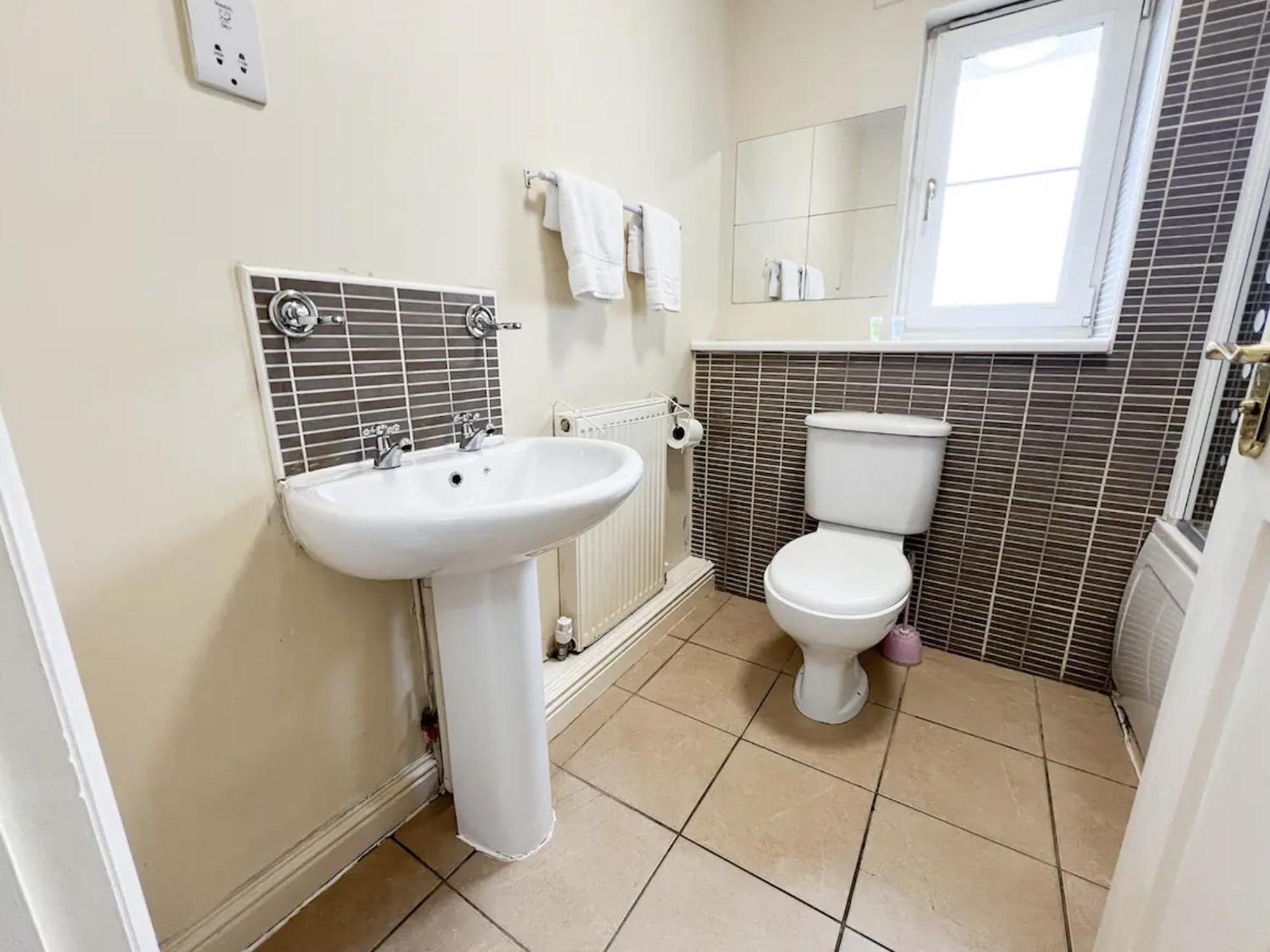 Glasgow Central - Entire House - Free Parking , Free Super Fast Wifi , Private Garden & Parking Security Exteriör bild